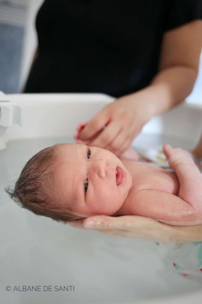 Bébé détendu dans son bain