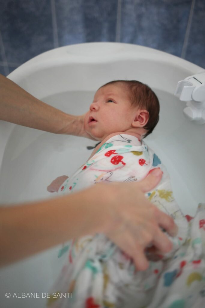 Bébé emmailloté bain